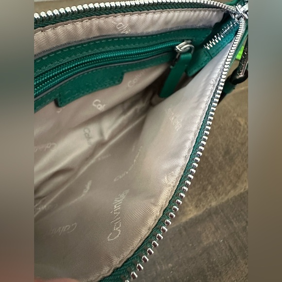 Calvin Klein crossbody purse - Picture 3 of 13